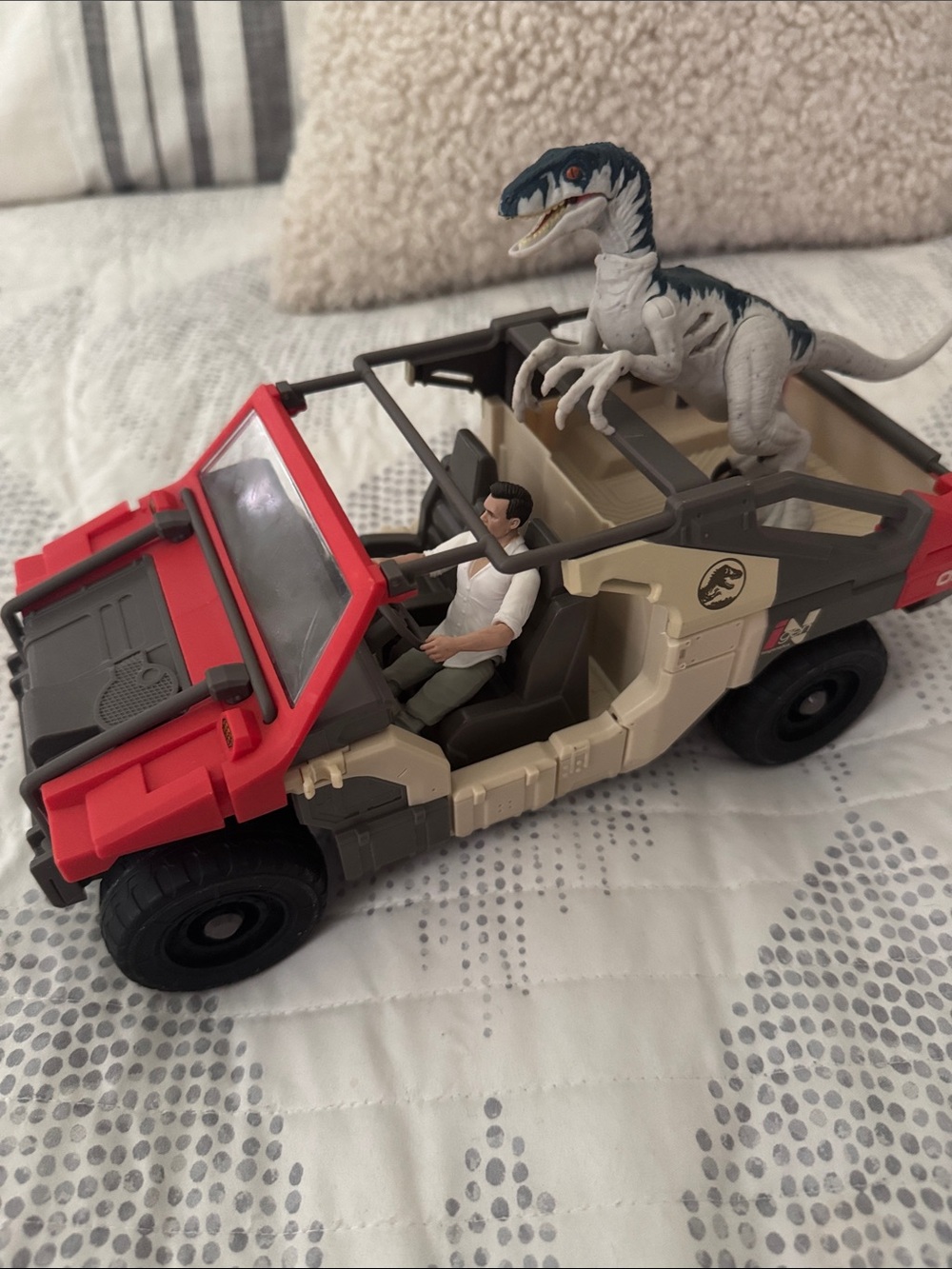 Jurassic World Rebirth Launch 'N Battle Vehicle with 1 Human & 1 Raptor Figure
